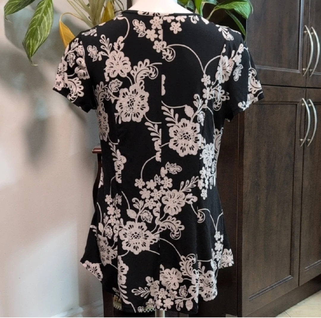 Sami & Jo Black Floral Print V-Neck Top - Size S - photo 3