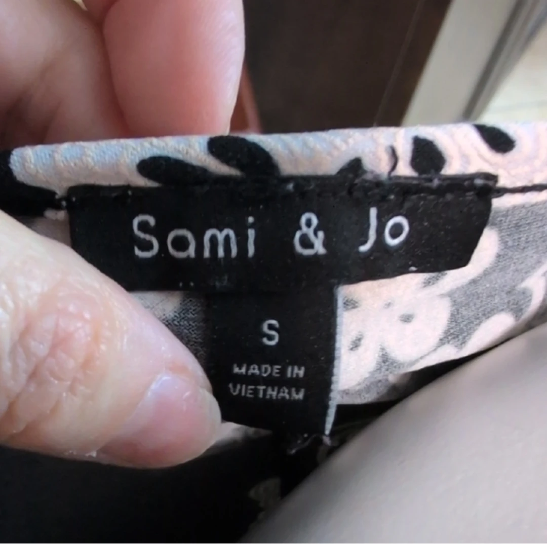 Sami & Jo Black Floral Print V-Neck Top - Size S - photo 4