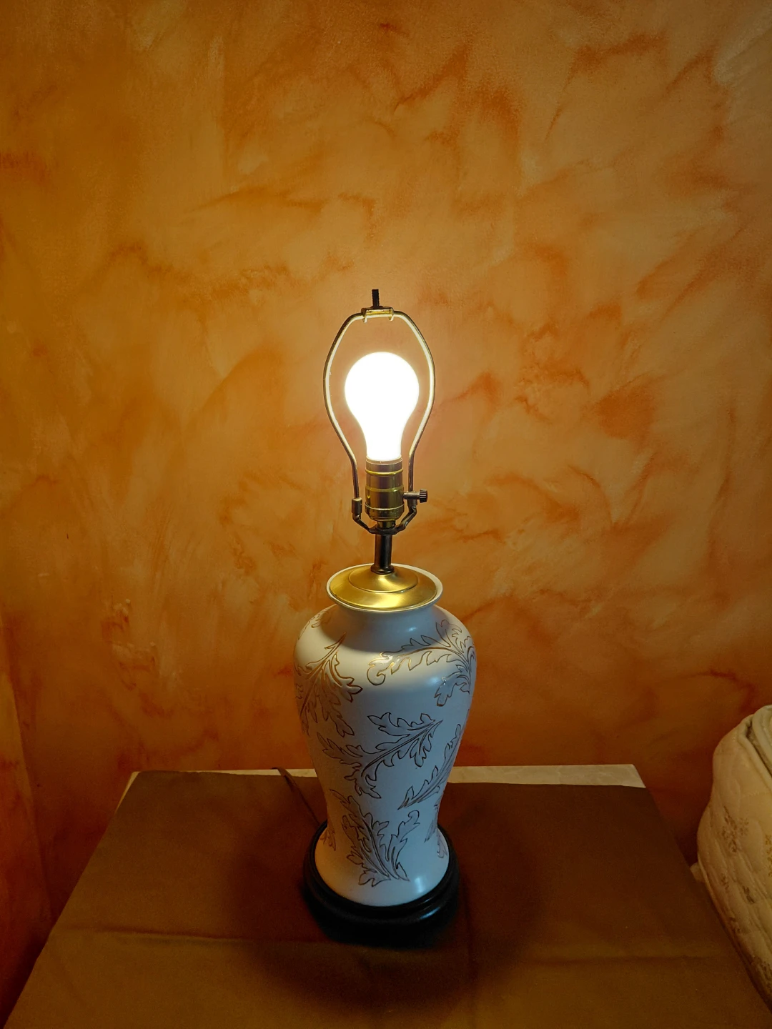 Decorative Table Lamp with Leaf Design - photo 4