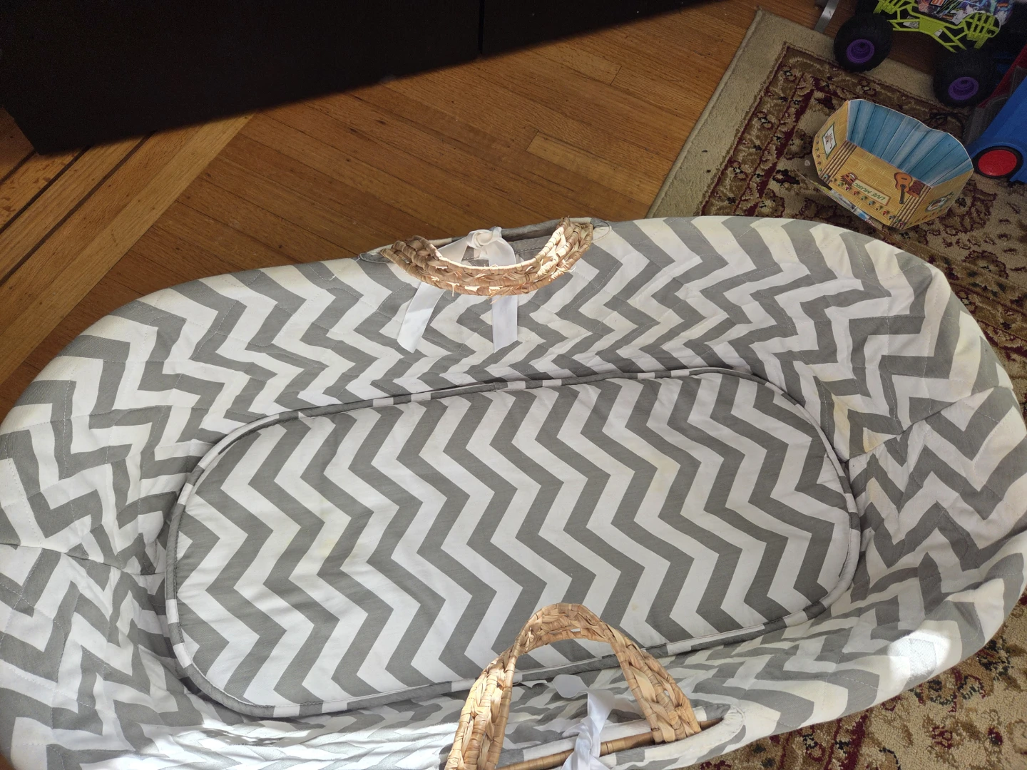 Baby Bassinet with Grey Chevron Pattern - photo 2