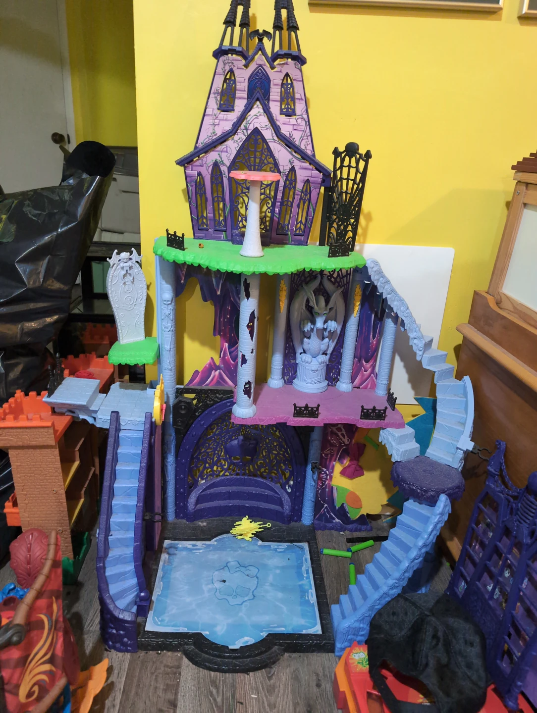 Monster High Dolls, castle and accessories - photo 2