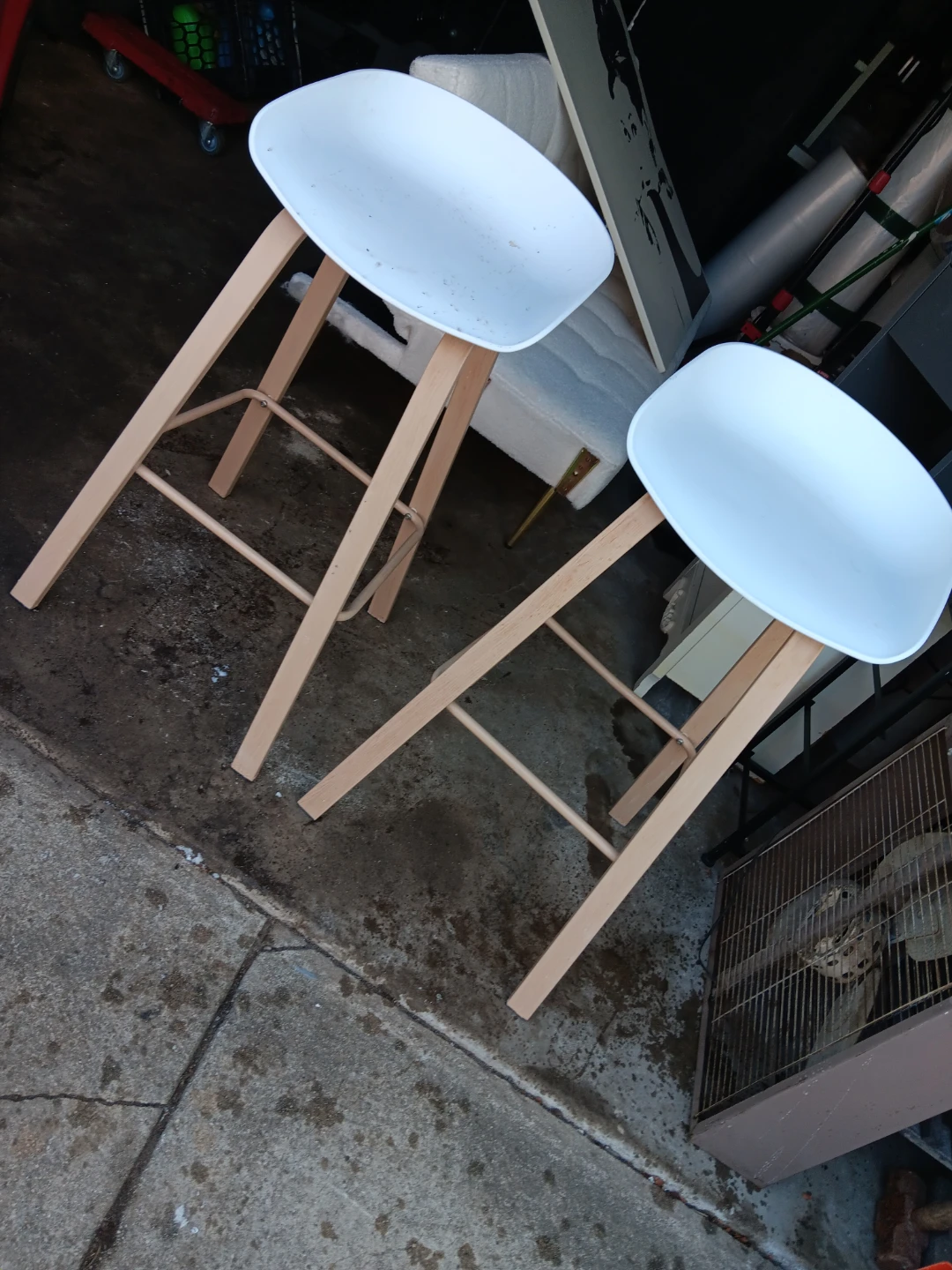 Set of 2 White Bar Stools with Wooden Legs
