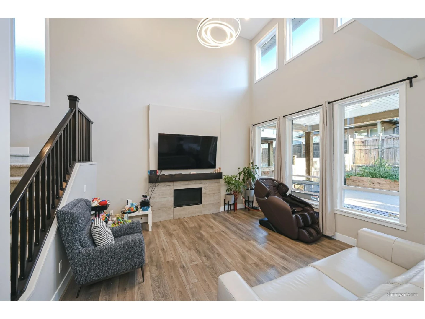 Spacious & Modern 6-Bedroom Home in Willoughby Heights - photo 2
