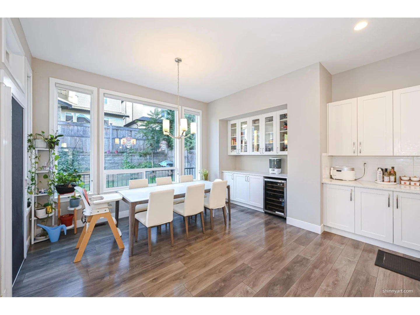 Spacious & Modern 6-Bedroom Home in Willoughby Heights - photo 3