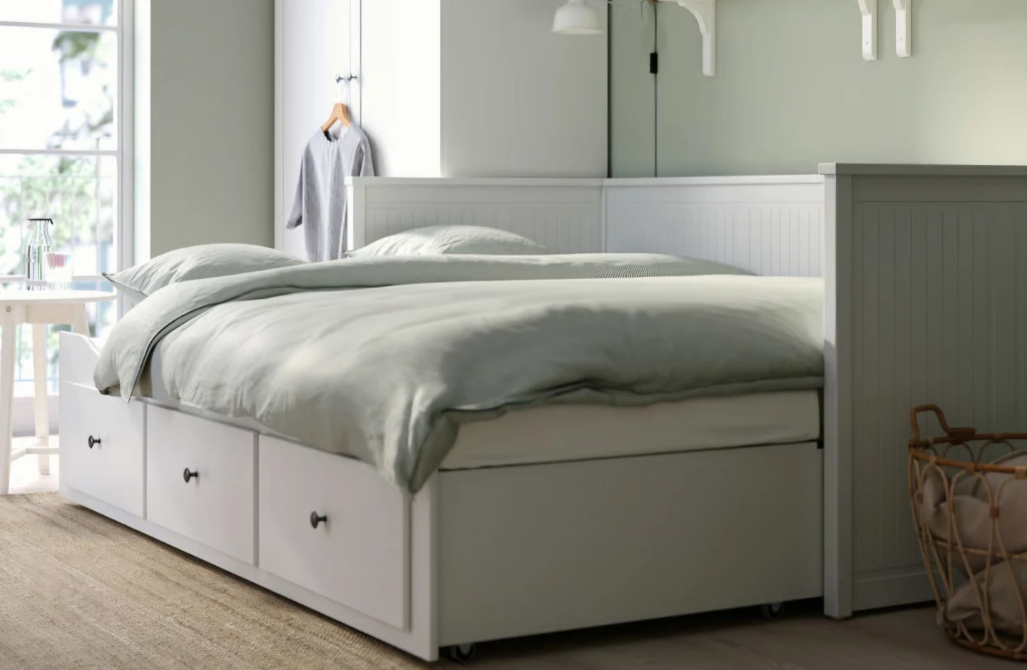 NEEDS TO GO! White Daybed with 3 Drawers - photo 3