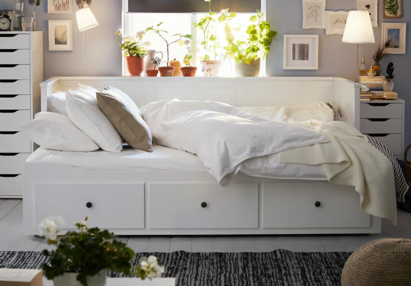 NEEDS TO GO! White Daybed with 3 Drawers - photo 4