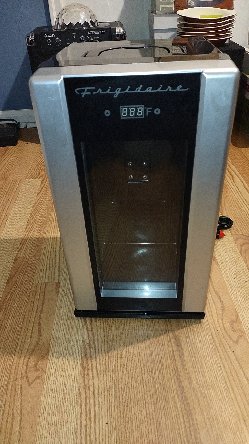 Frigidaire Mini Fridge Cooler - photo 2