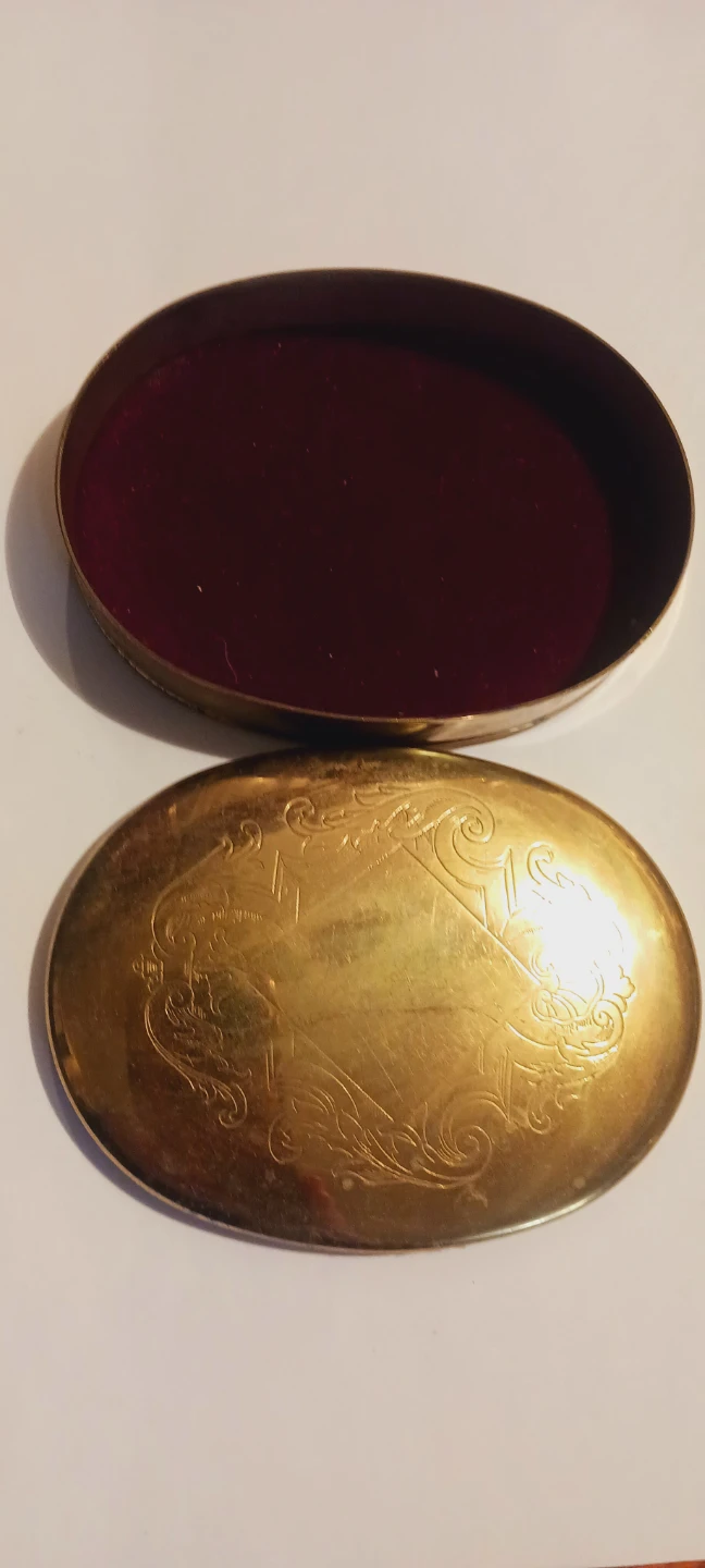 Gorgeous English Brass Oval Engraved Trinket Box w/ a Lid - photo 3