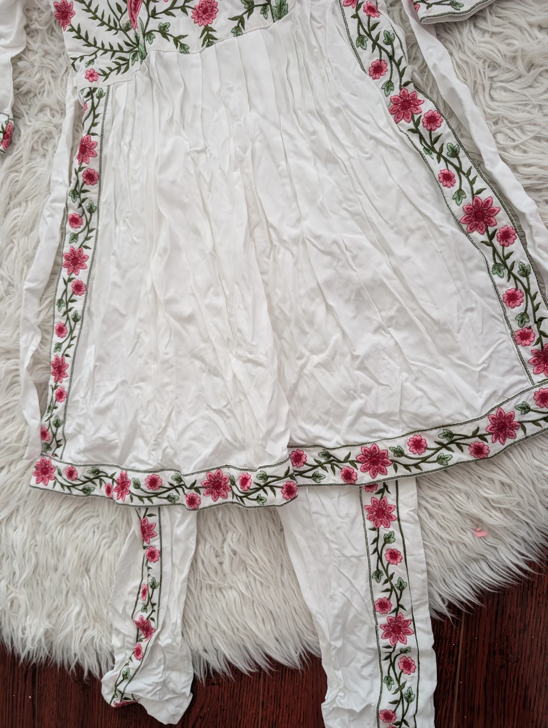 BNWT White Embroidered Kurti and Pants Set - photo 3