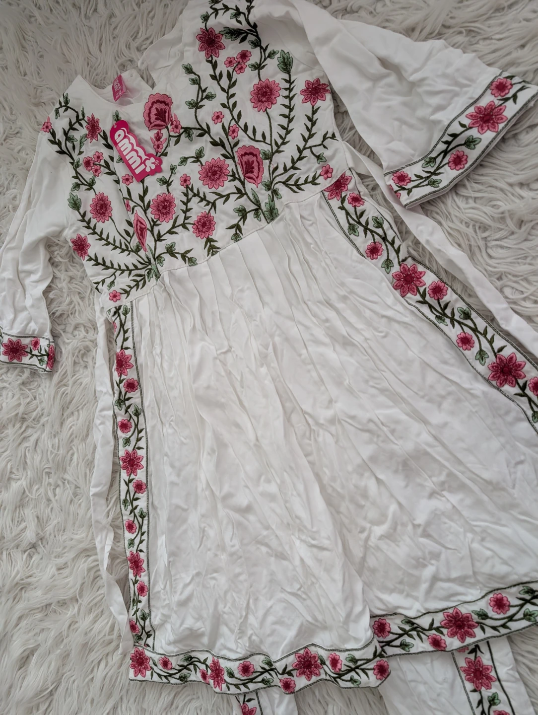 BNWT White Embroidered Kurti and Pants Set - photo 4