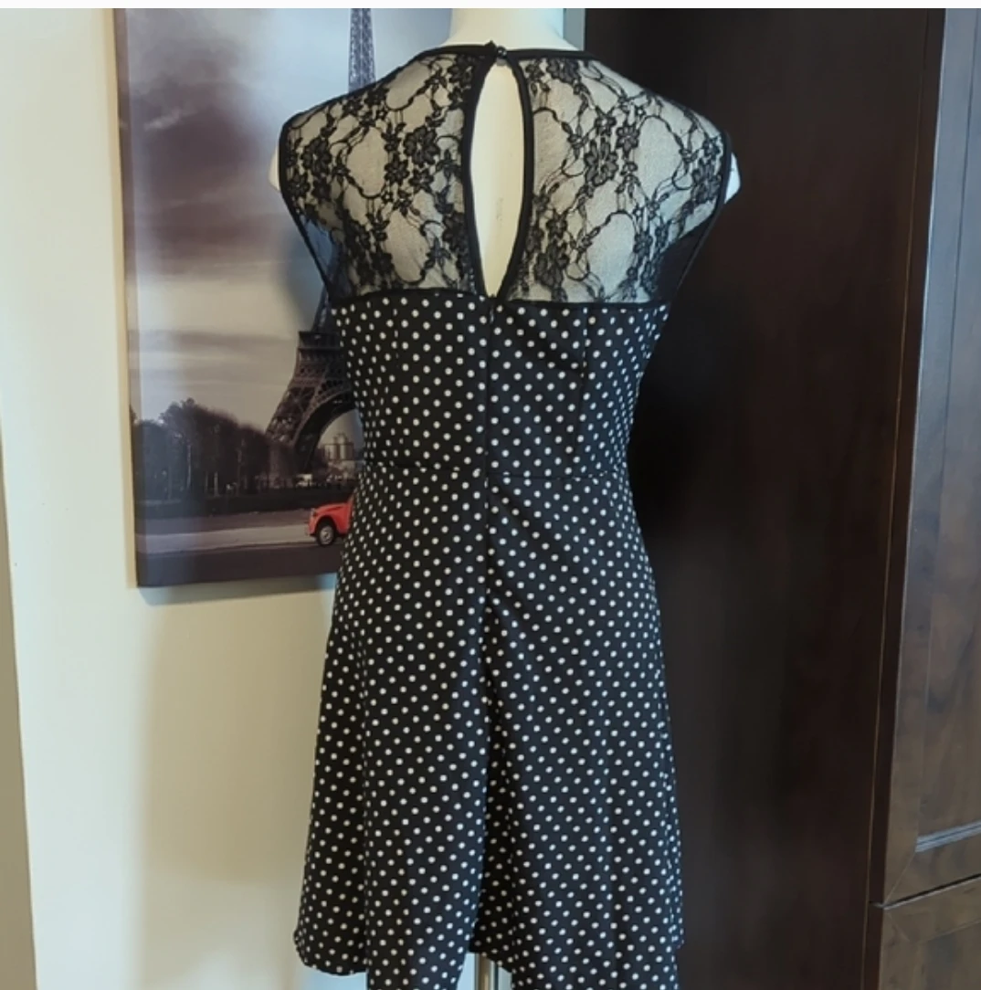 Black and white polka dot dress with lace detail - photo 3