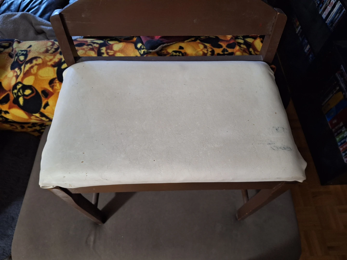 Small brown bench, with white Leather seat. Very cute. - photo 2