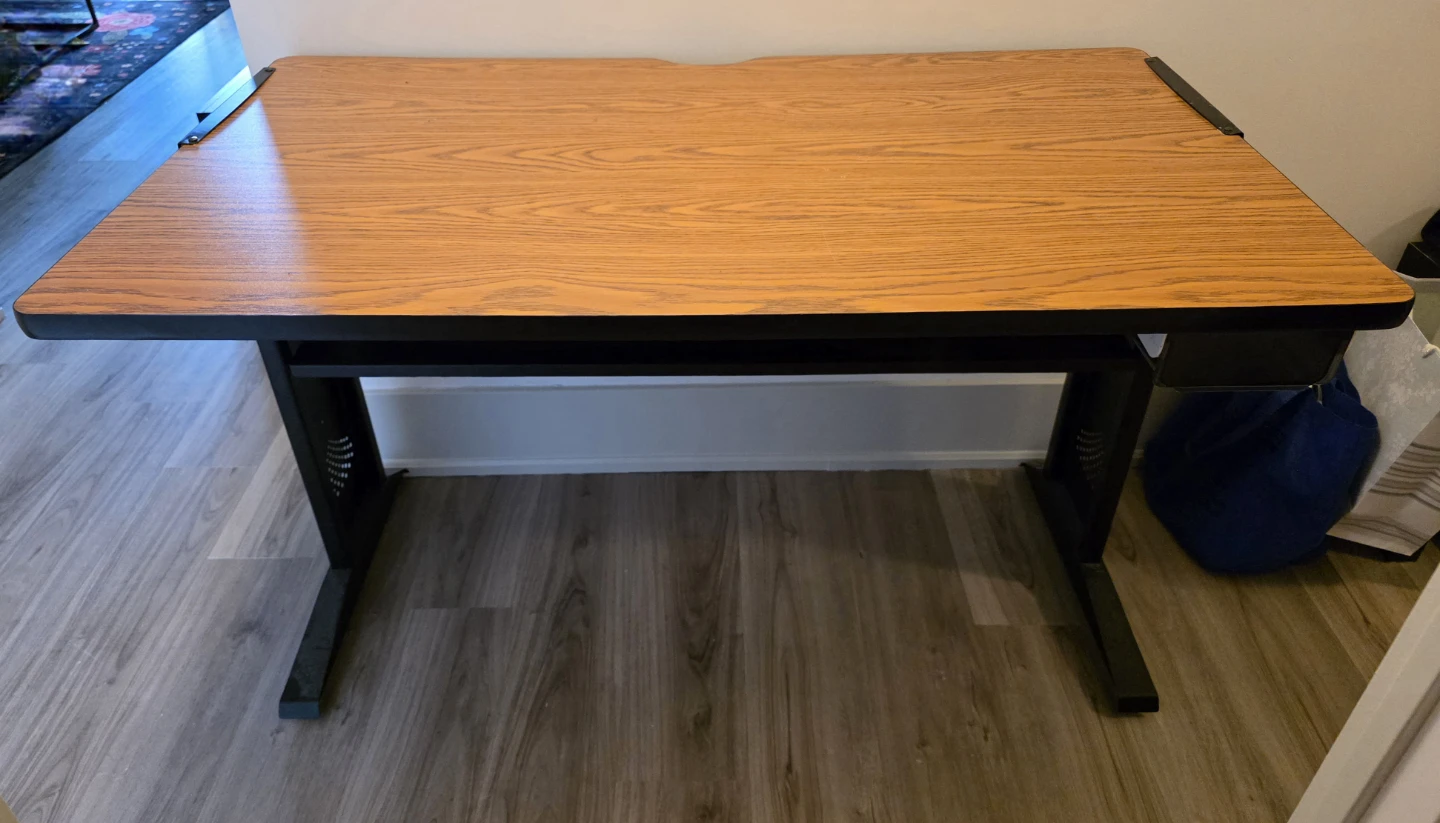 Sturdy Gaming Desk in Excellent Condition with Wood Grain Top 🧡