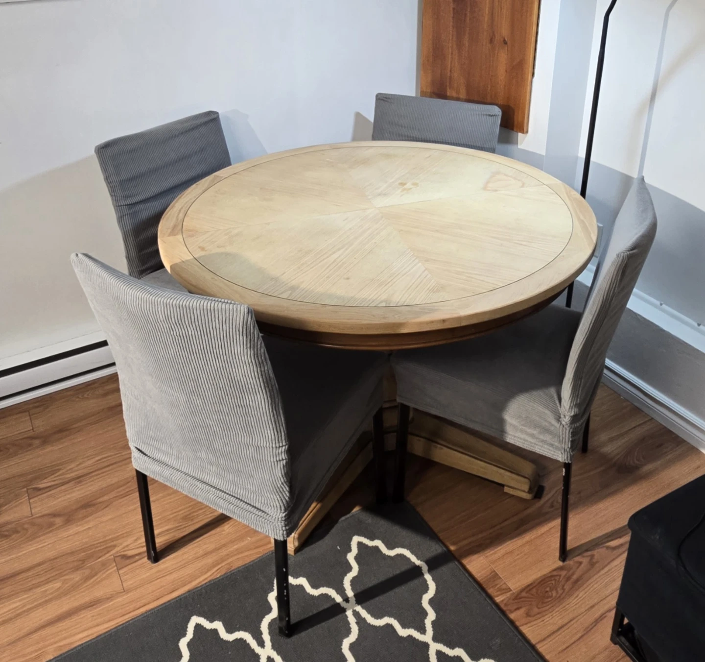 Round Dining Table with 4 Chairs