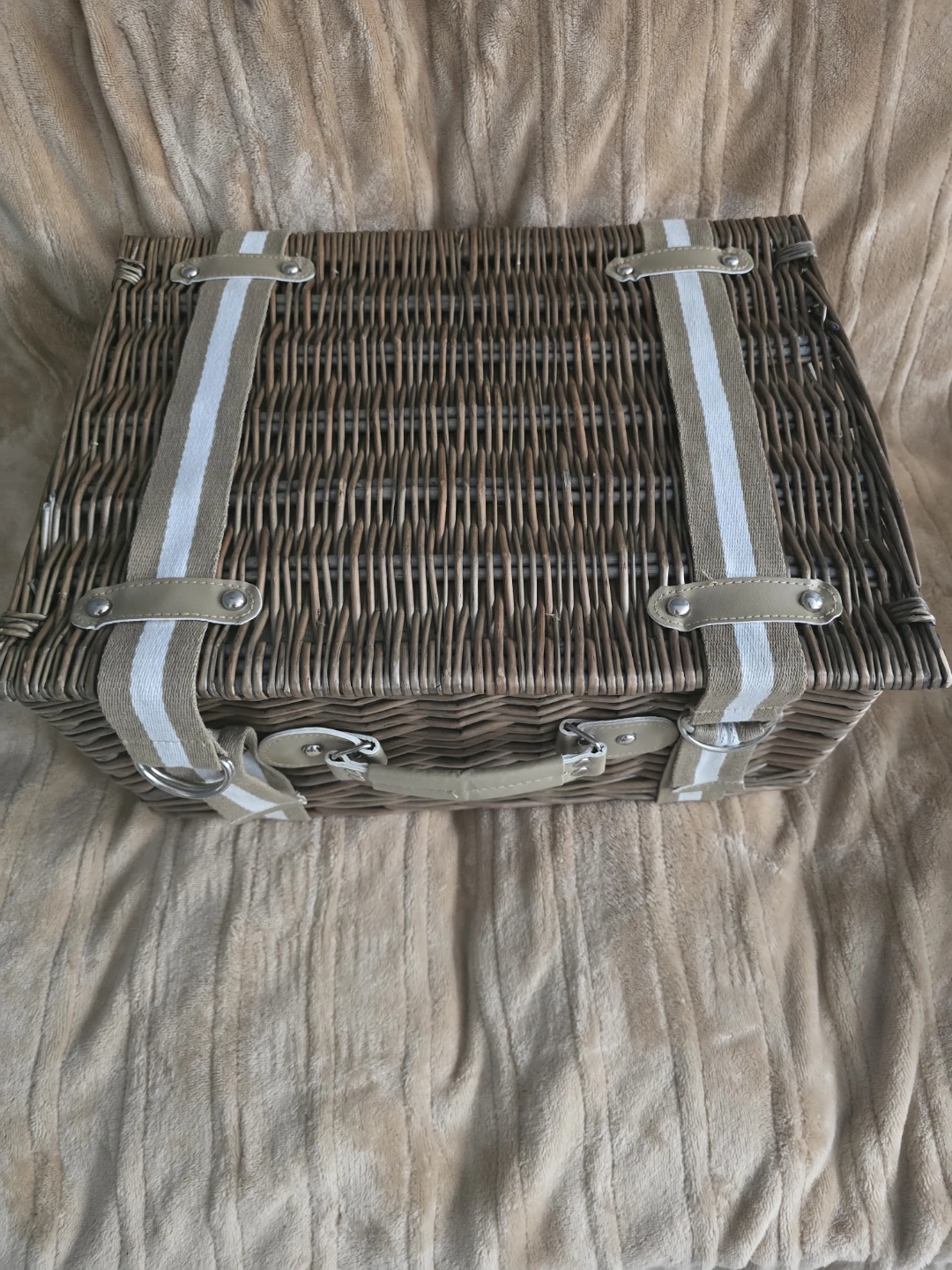 🥕 Wicker Picnic Basket with Utensils and Plates - photo 2