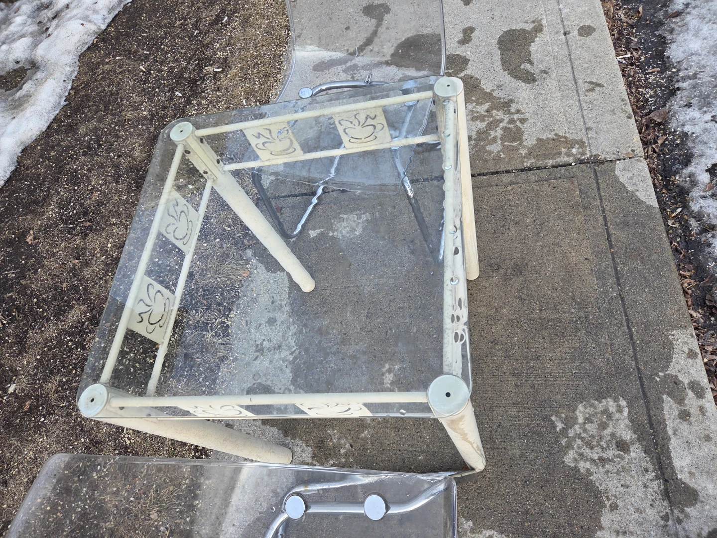 Glass patio table and Plastic Chairs set - photo 3