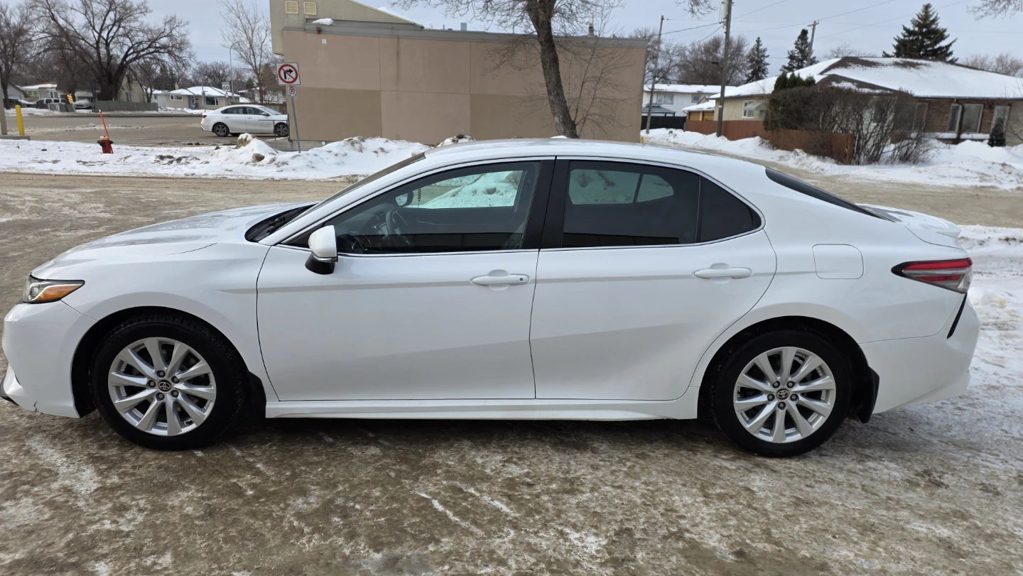 White Toyota Camry 2018 - CLEAN TITLE