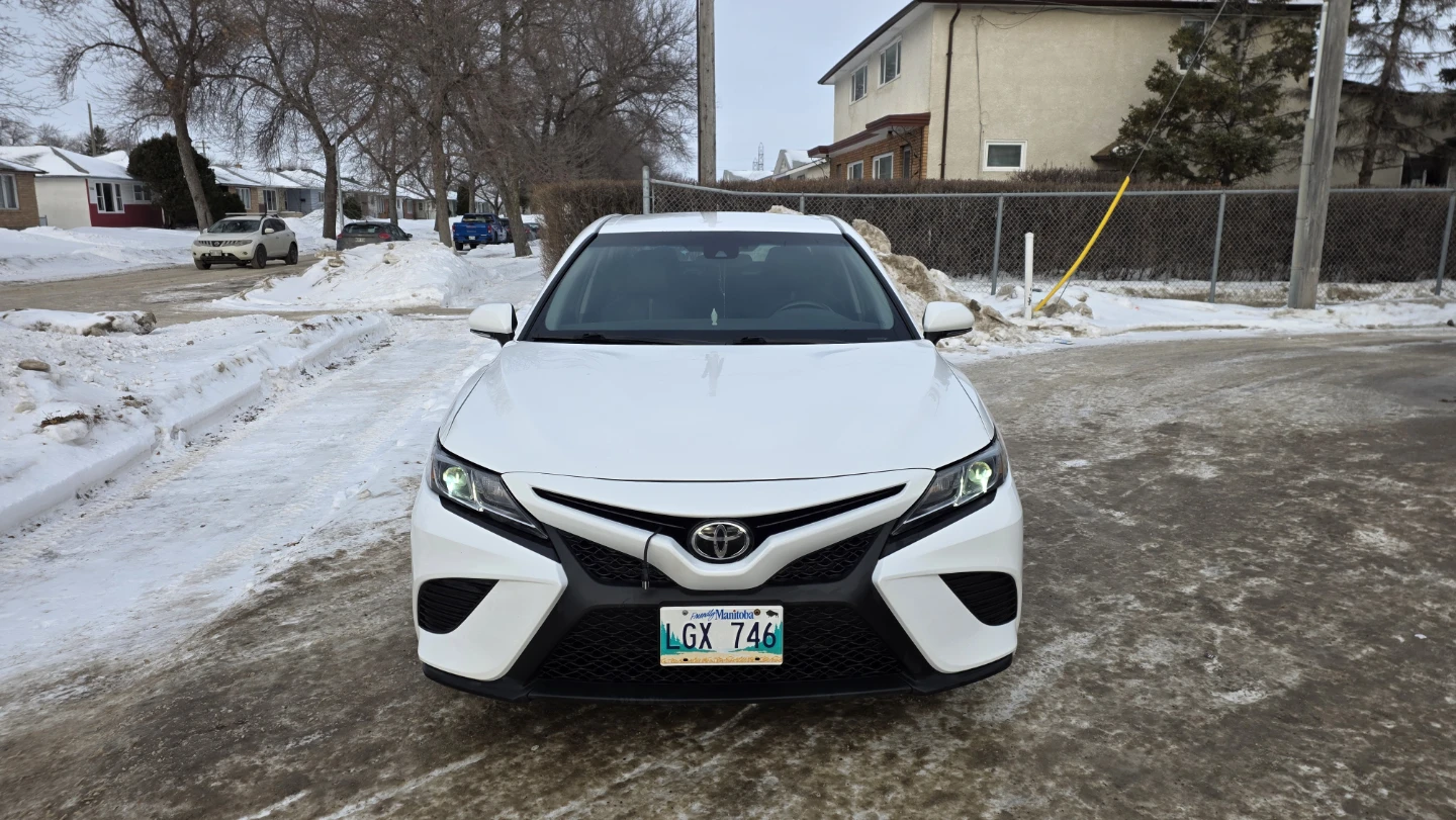 White Toyota Camry 2018 - CLEAN TITLE - photo 2