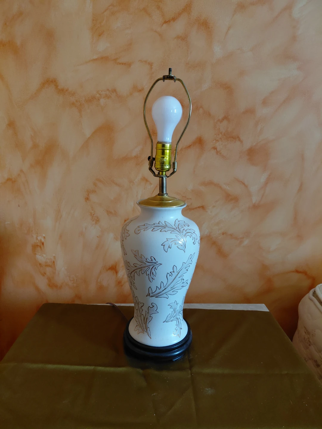 Decorative Table Lamp with Leaf Design - photo 2