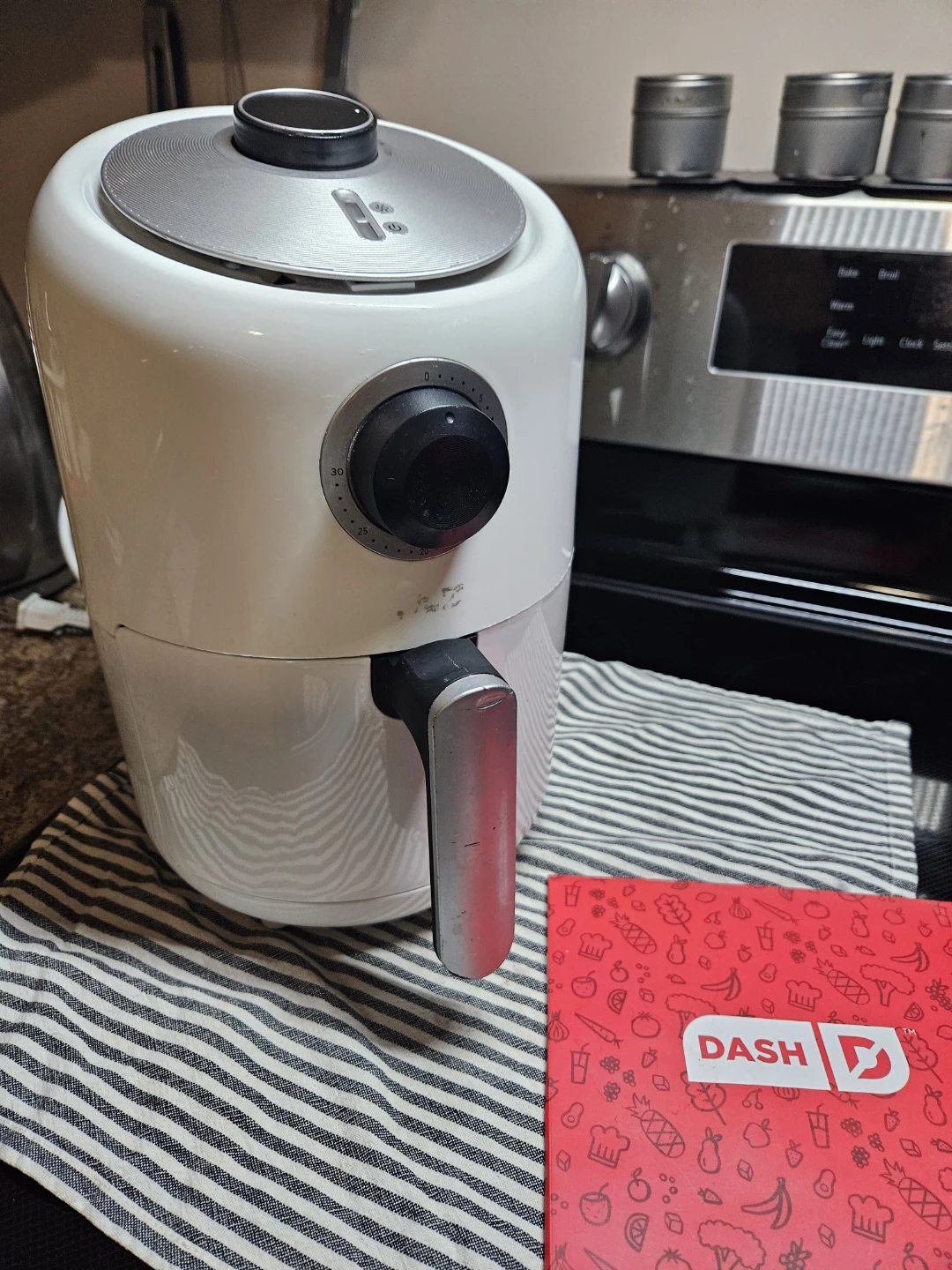 Dash White Air Fryer - photo 2