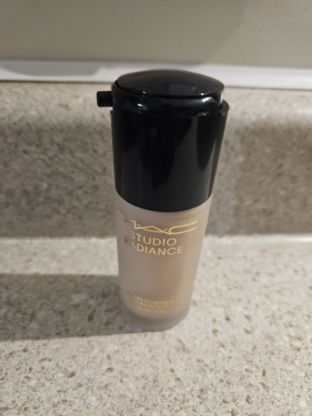 MAC Studio Radiance Serum-Powered Foundation N18