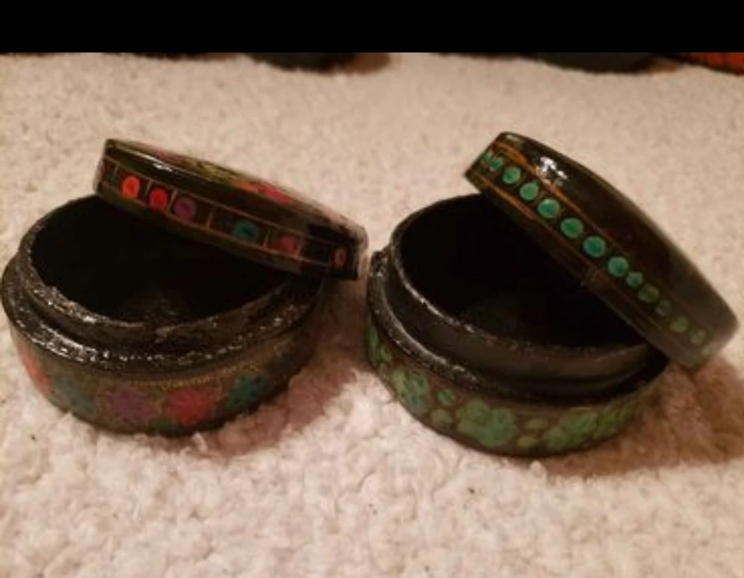 Hand painted vintage lacquered paper mache trinket boxes - photo 4