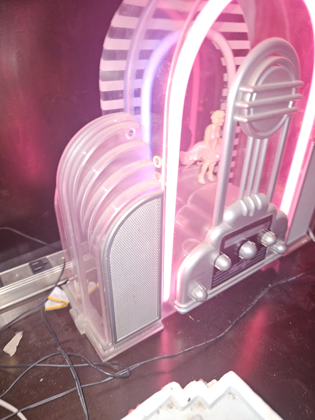 Retro Jukebox Style Light-Up Speaker with Figure - photo 3