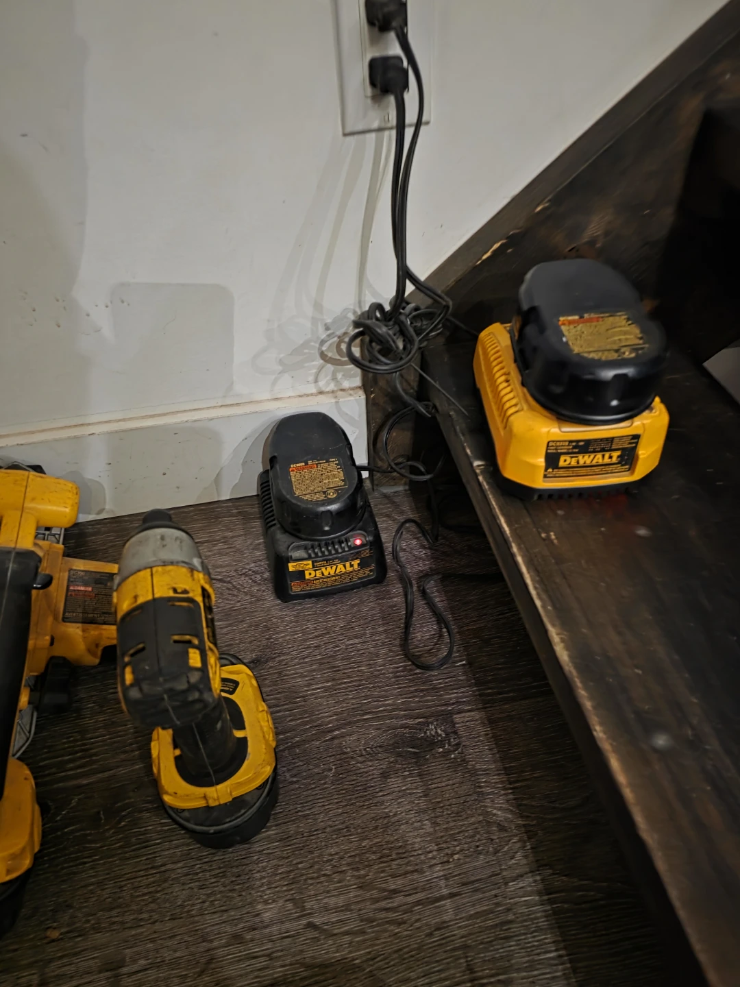 🧡DEWALT Cordless Drill and Charger Set