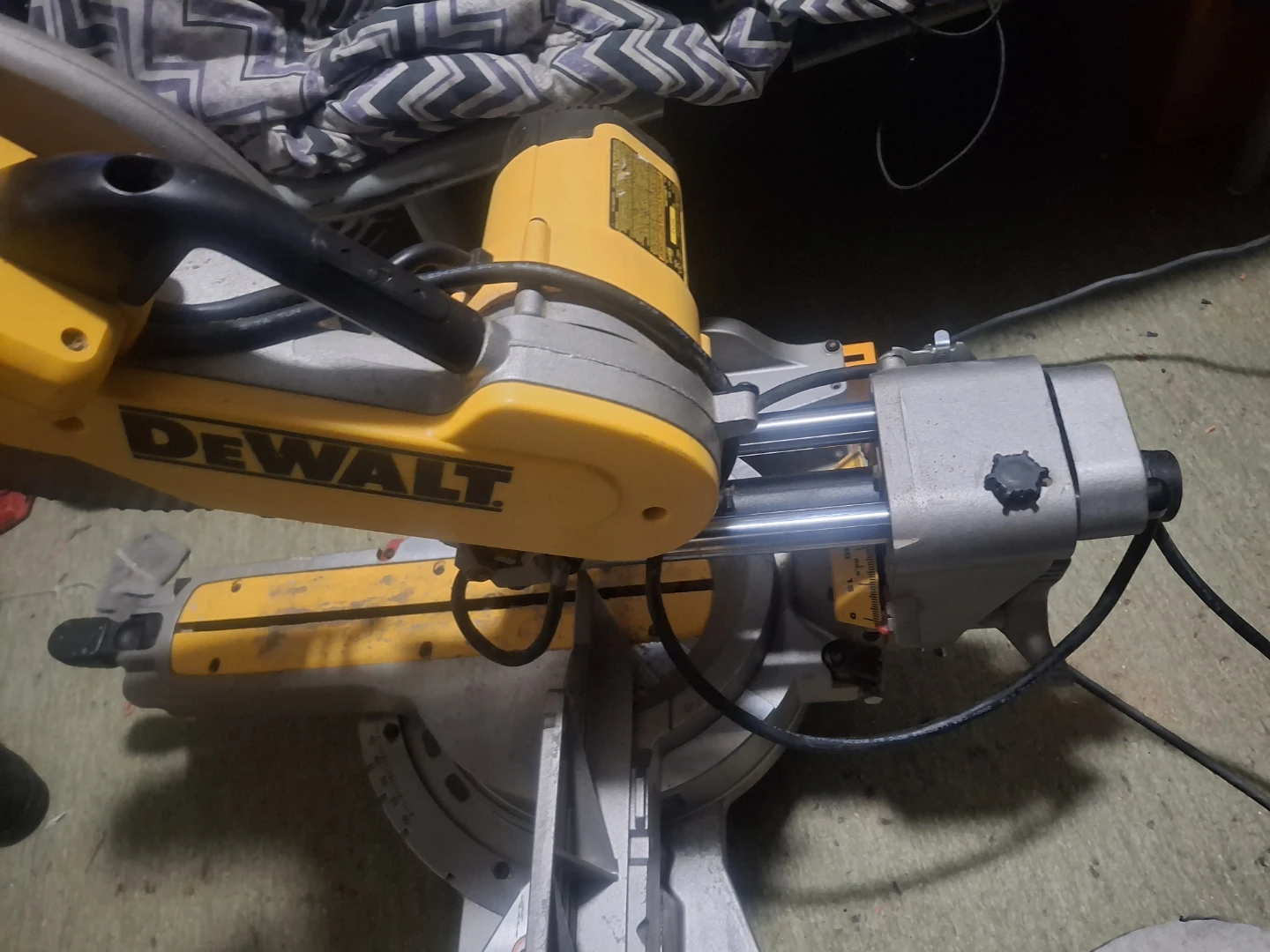 DEWALT 12" compound mitre saw