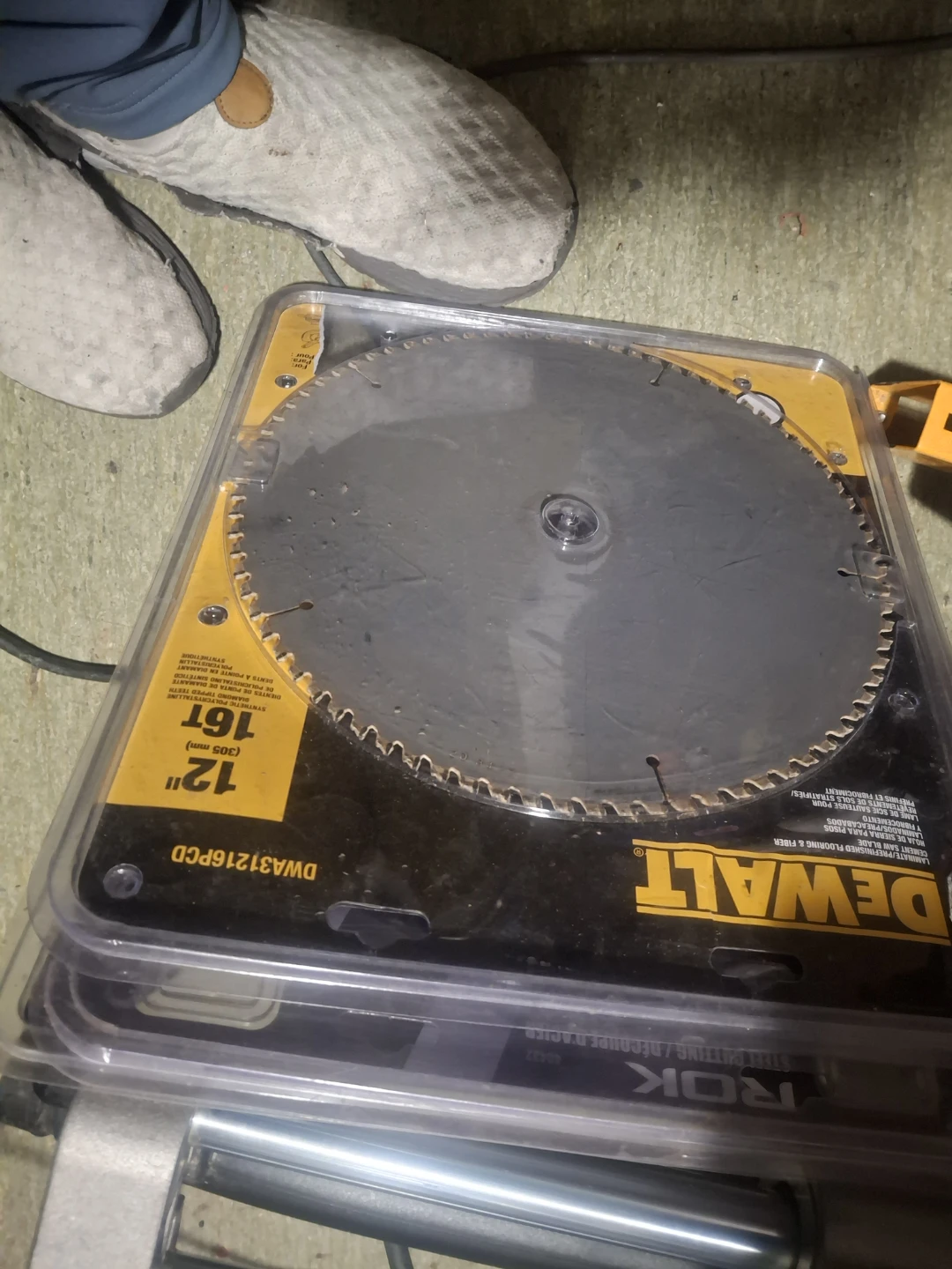 DEWALT 12" compound mitre saw - photo 4