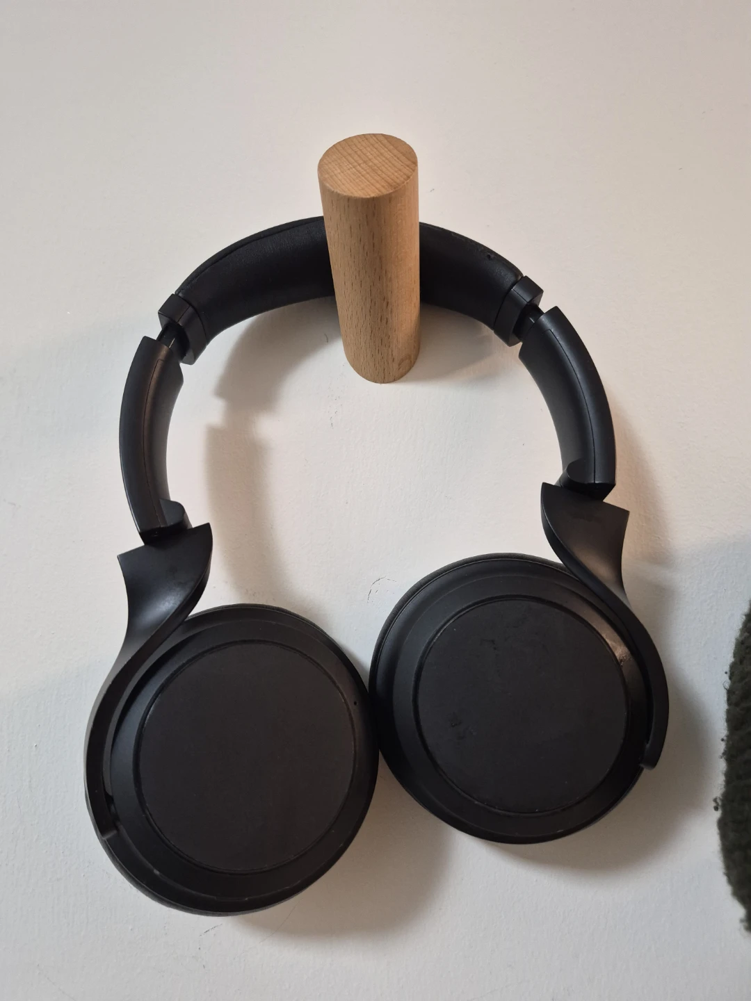 Wyze Headphones with Active Noise Cancelling - Black - photo 4