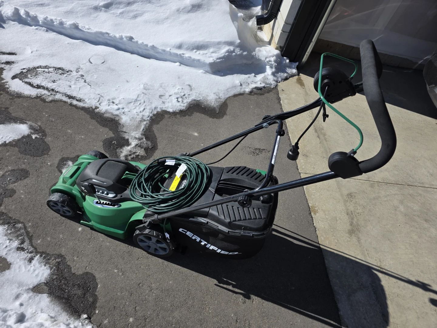 Certified Electric Lawn Mower with extension cable - photo 2