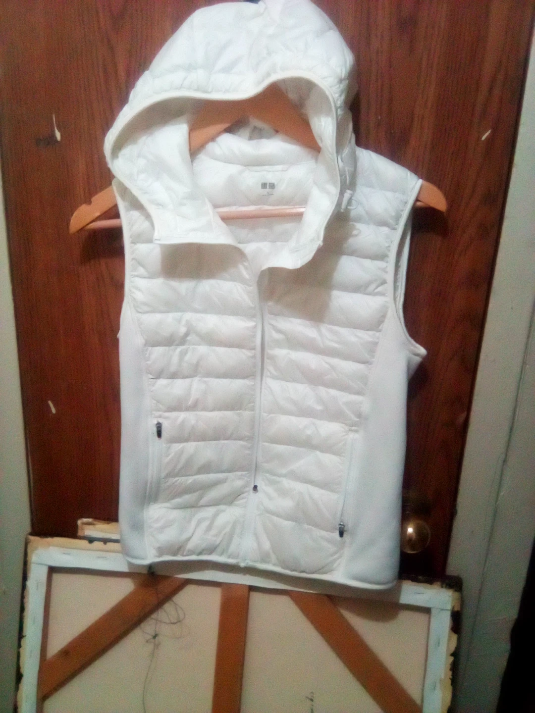Uniqlo White Hooded Puffer Vest - photo 2