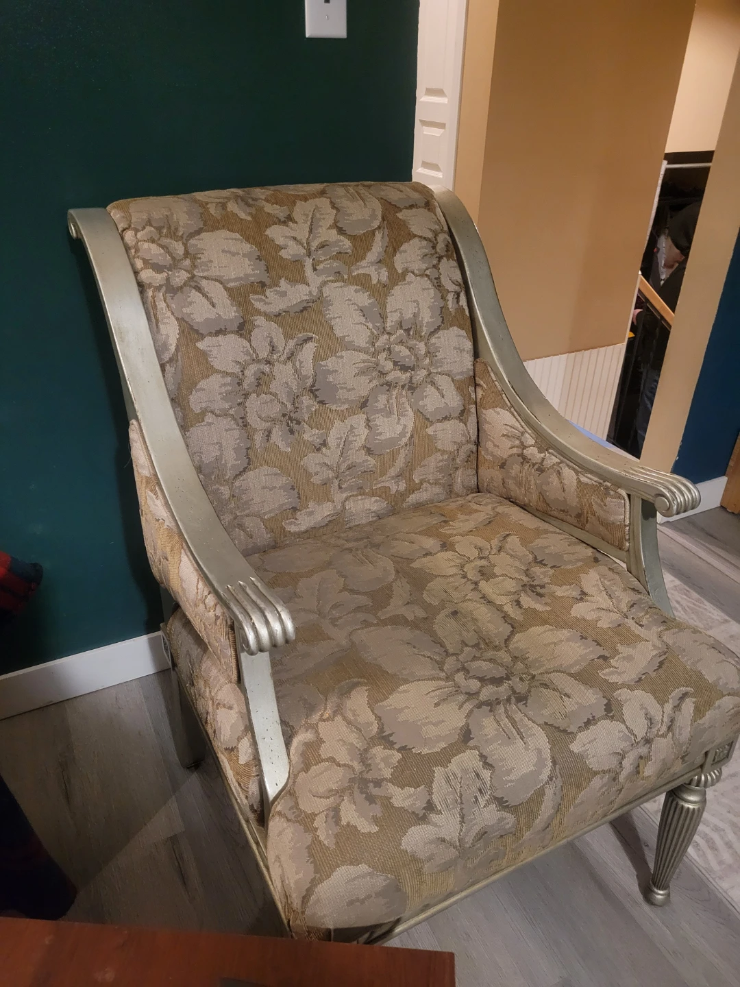 Chair with Floral Upholstery 🧡 - photo 2