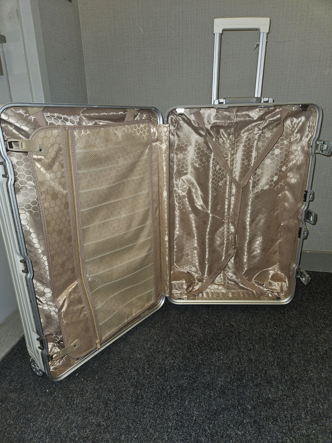 Moving Sale: White Unbranded Aluminum Suitcase 30.8" - photo 2