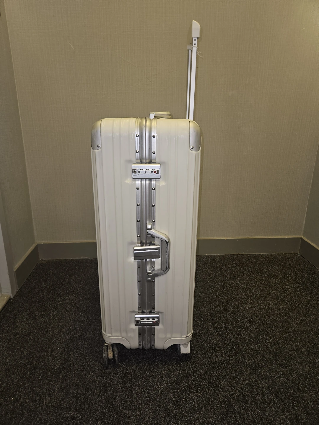 Moving Sale: White Unbranded Aluminum Suitcase 30.8" - photo 3