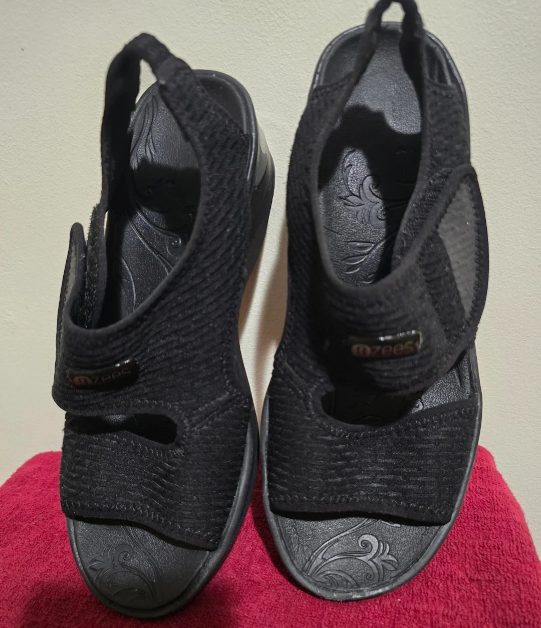 Bzees Black Fabric Comfort Sandals Women's US 7.5M