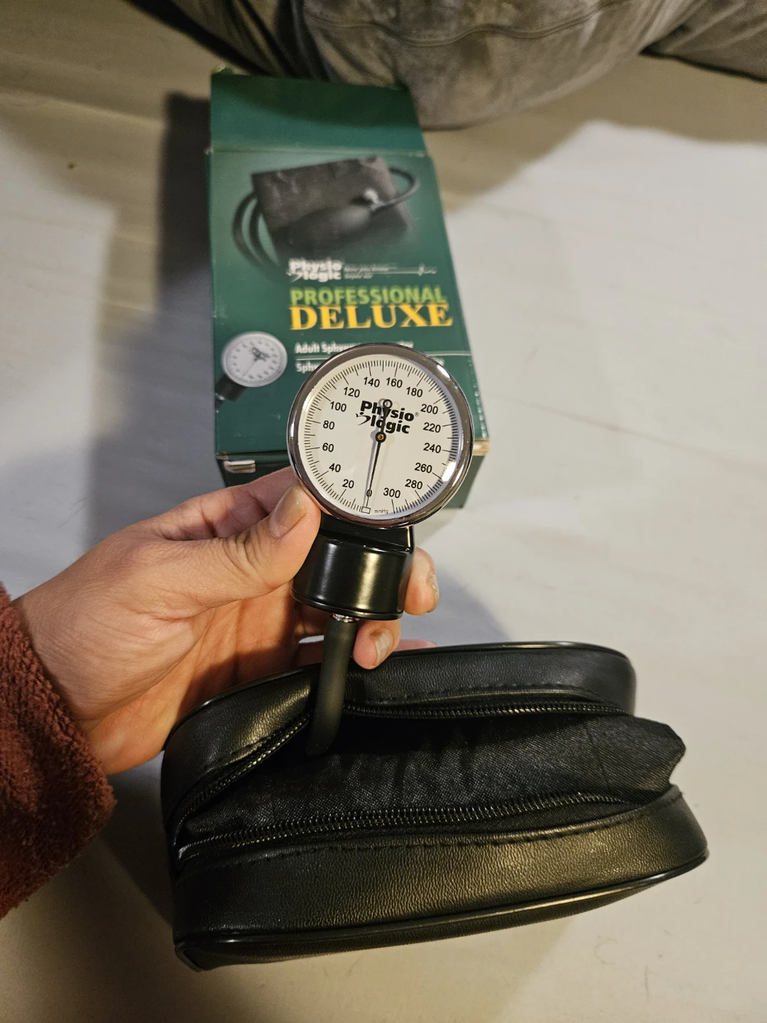 Physio Logic Professional Deluxe Adult Sphygmomanometer 106-300 - photo 2