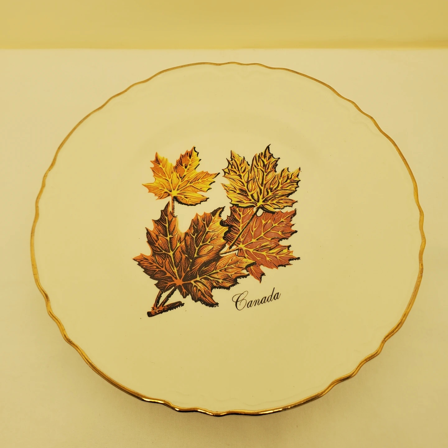 Canadian Maple Leaf Decorative Plate with 22K Gold Trim🏆