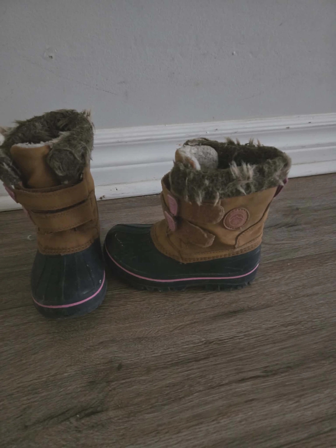 Toddler Winter Boots size 9 🥕