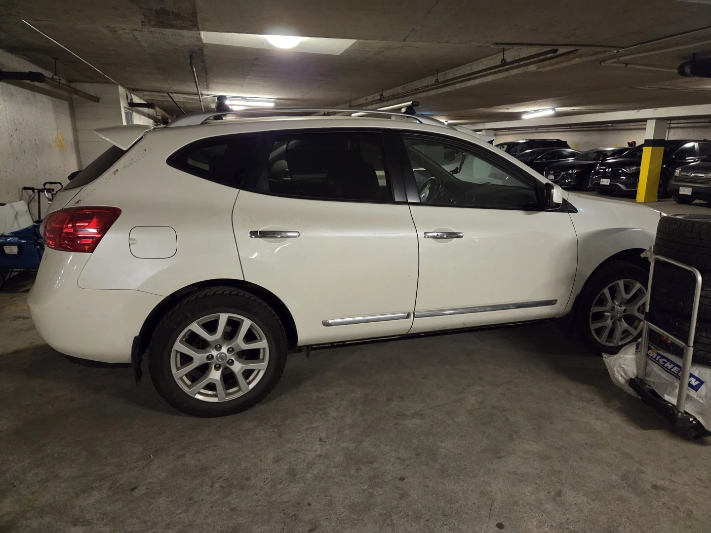 2011 Nissan Rogue with winter tires and roof rack - photo 4