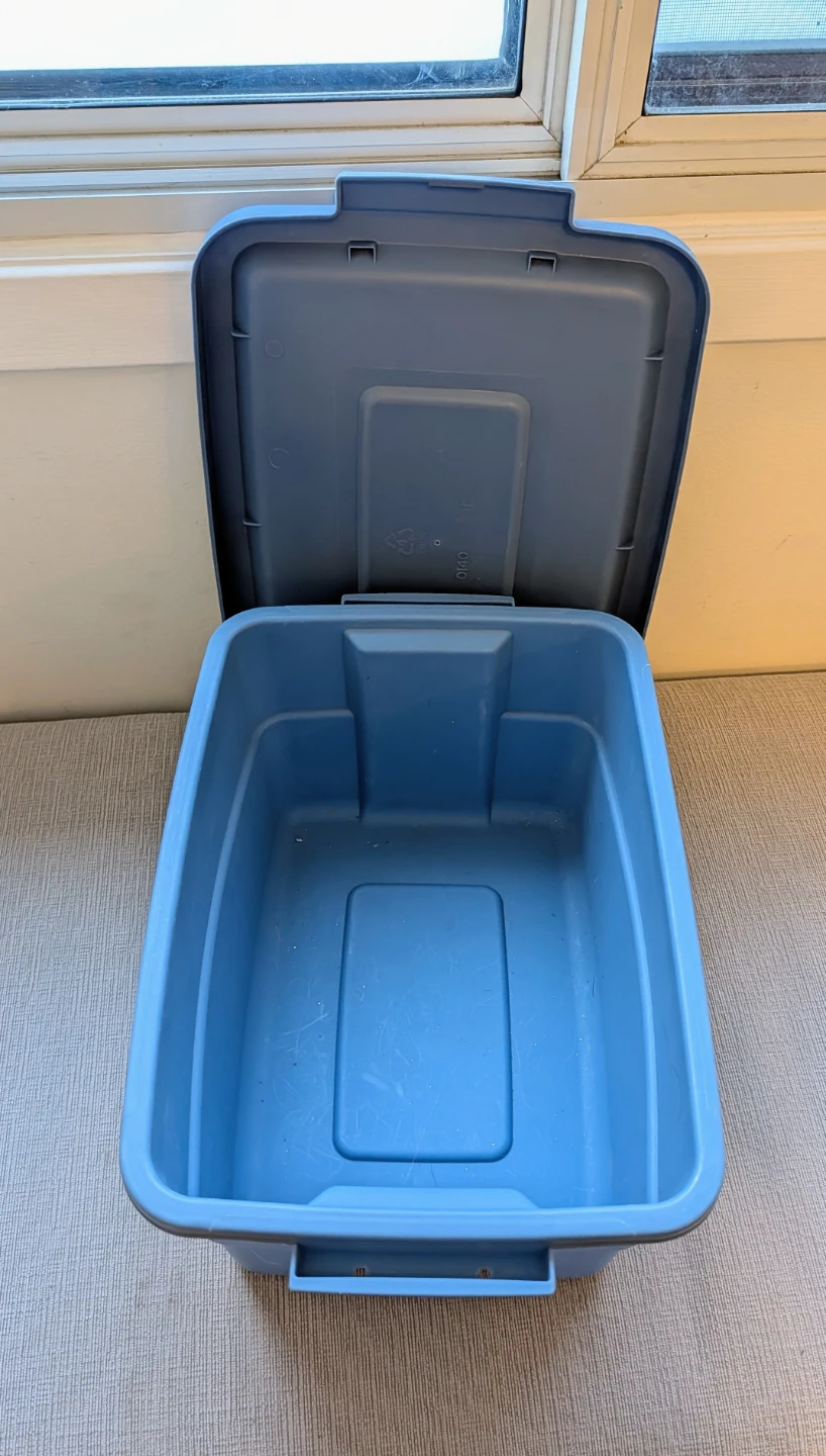 Rubbermaid Roughneck Small Storage Bin - photo 3