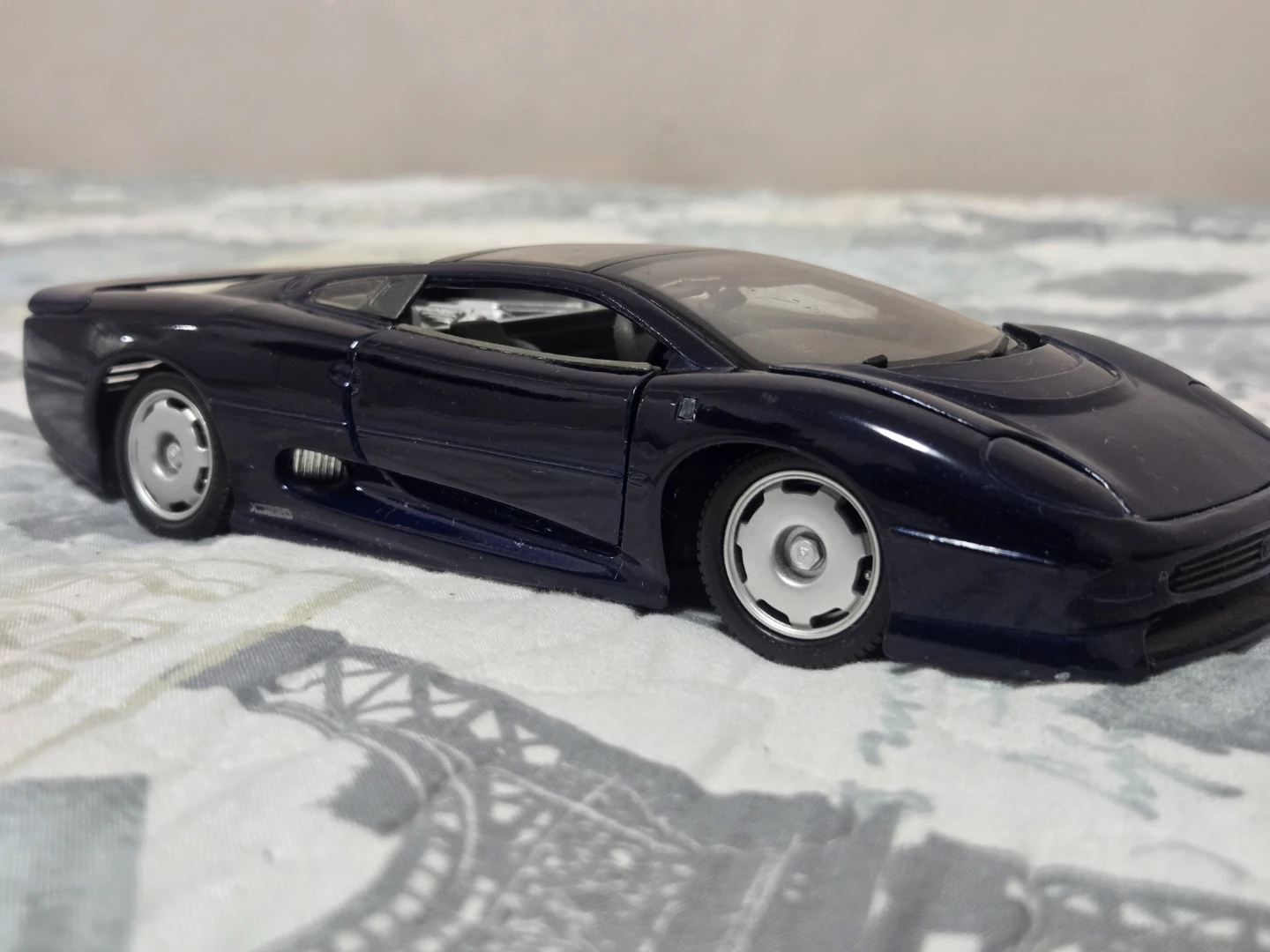 Maisto 1:24 Jaguar XJ220 Die-cast Model Car