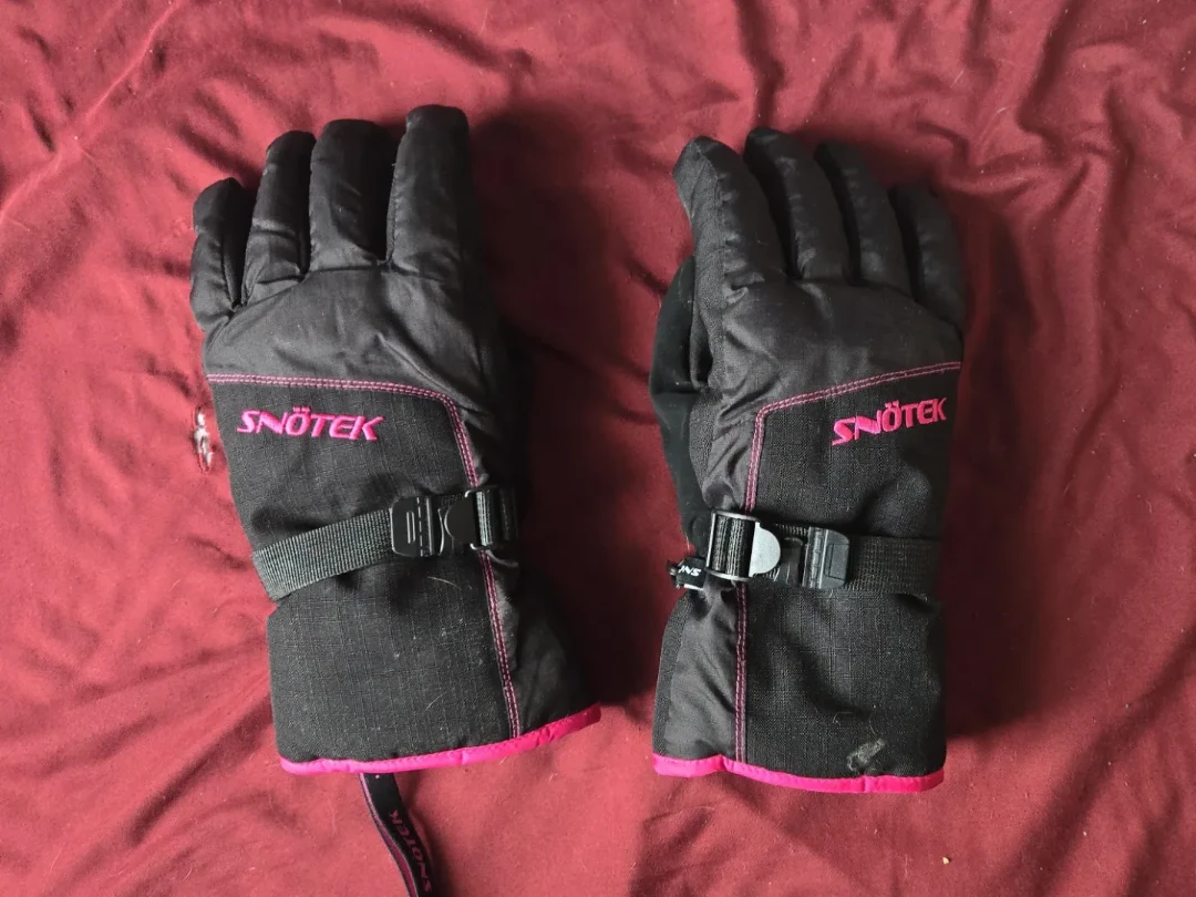 SnoTek Ski Gloves - Black and Pink