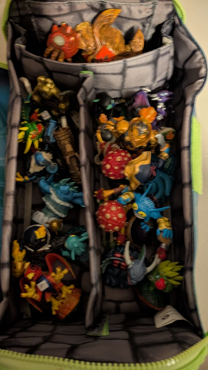 Skylanders Spyro's Adventure Carrying Case with 20 Figures - photo 2