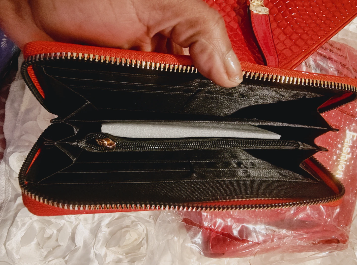 🏆 Red 3 piece Crocodile Textured Wallet and Handbag Set - photo 4