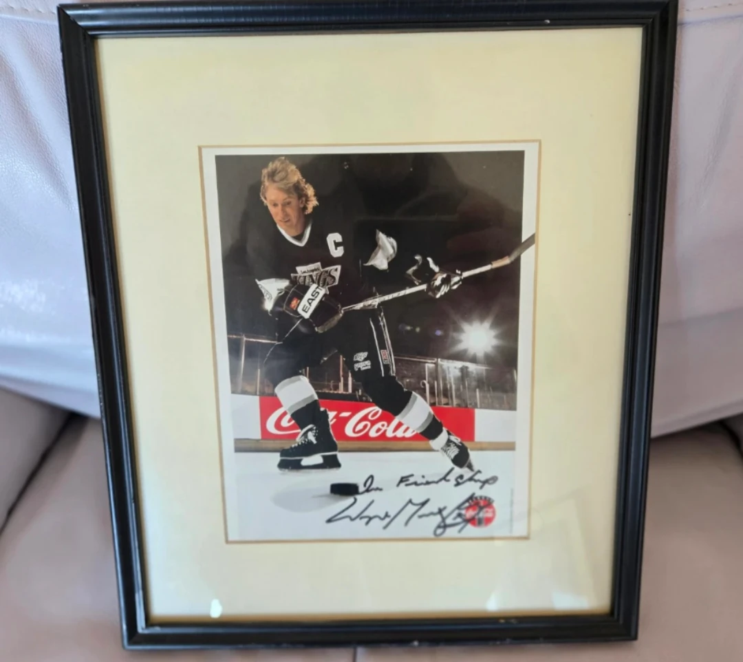 L. A. Kings' Wayne Gretzky personally autographed photo. 🏆