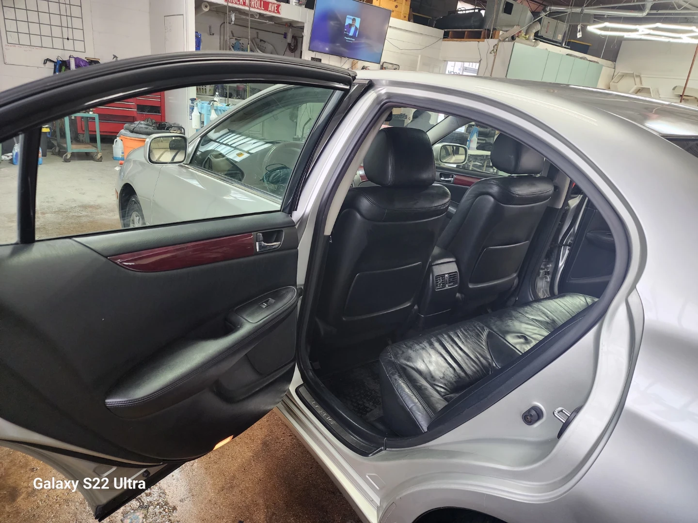 Silver Lexus ES 330 Sedan - photo 4