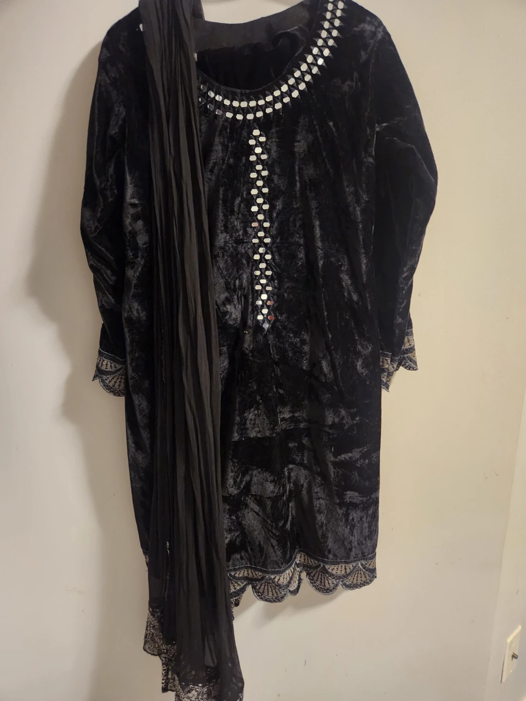 Black Velvet Embellished Kurti with Scarf - photo 2