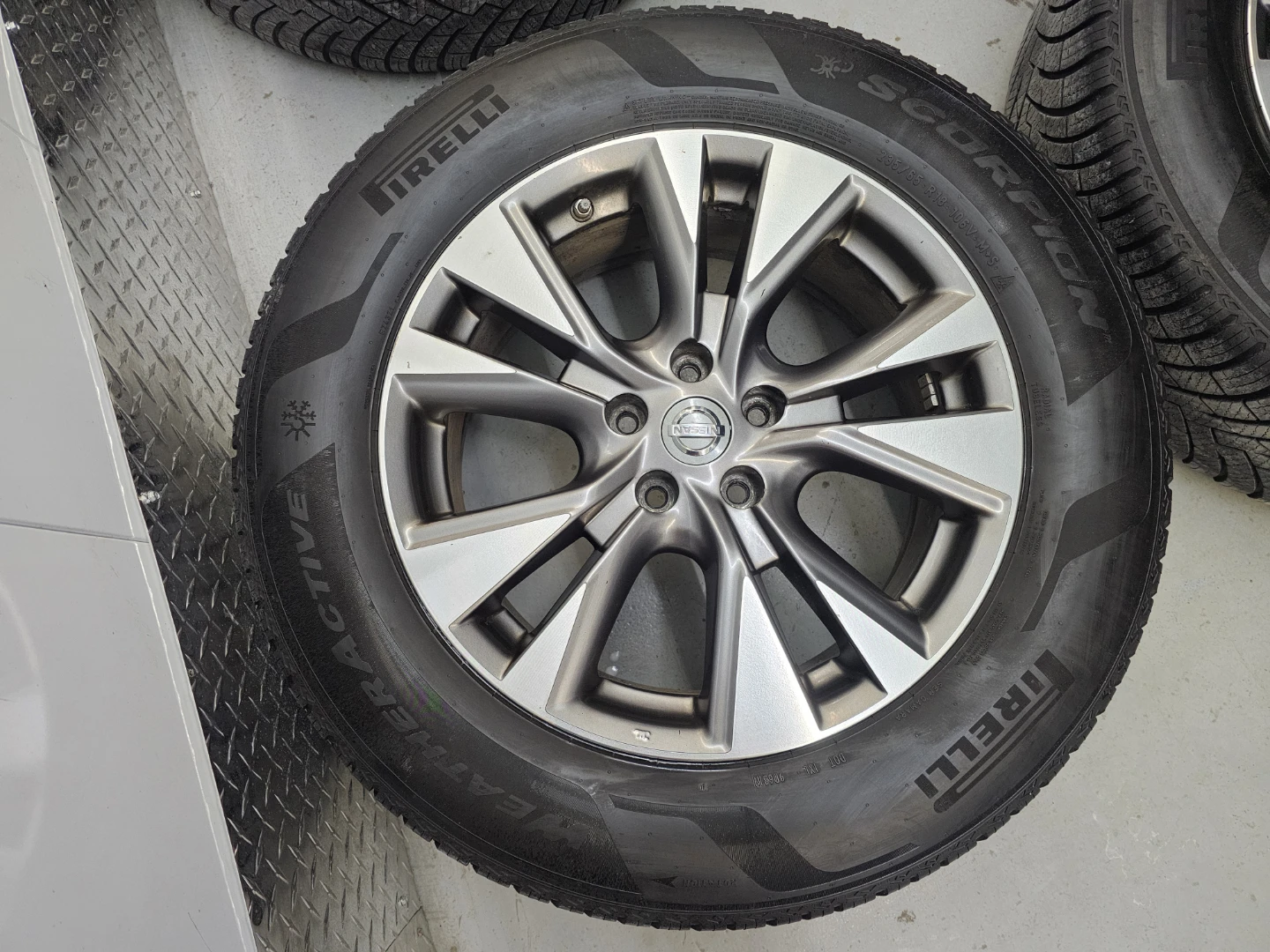 NISSAN MURANO O.E.M RIMS AND ALL WEATHER TIRES 235/65 R18 - photo 5